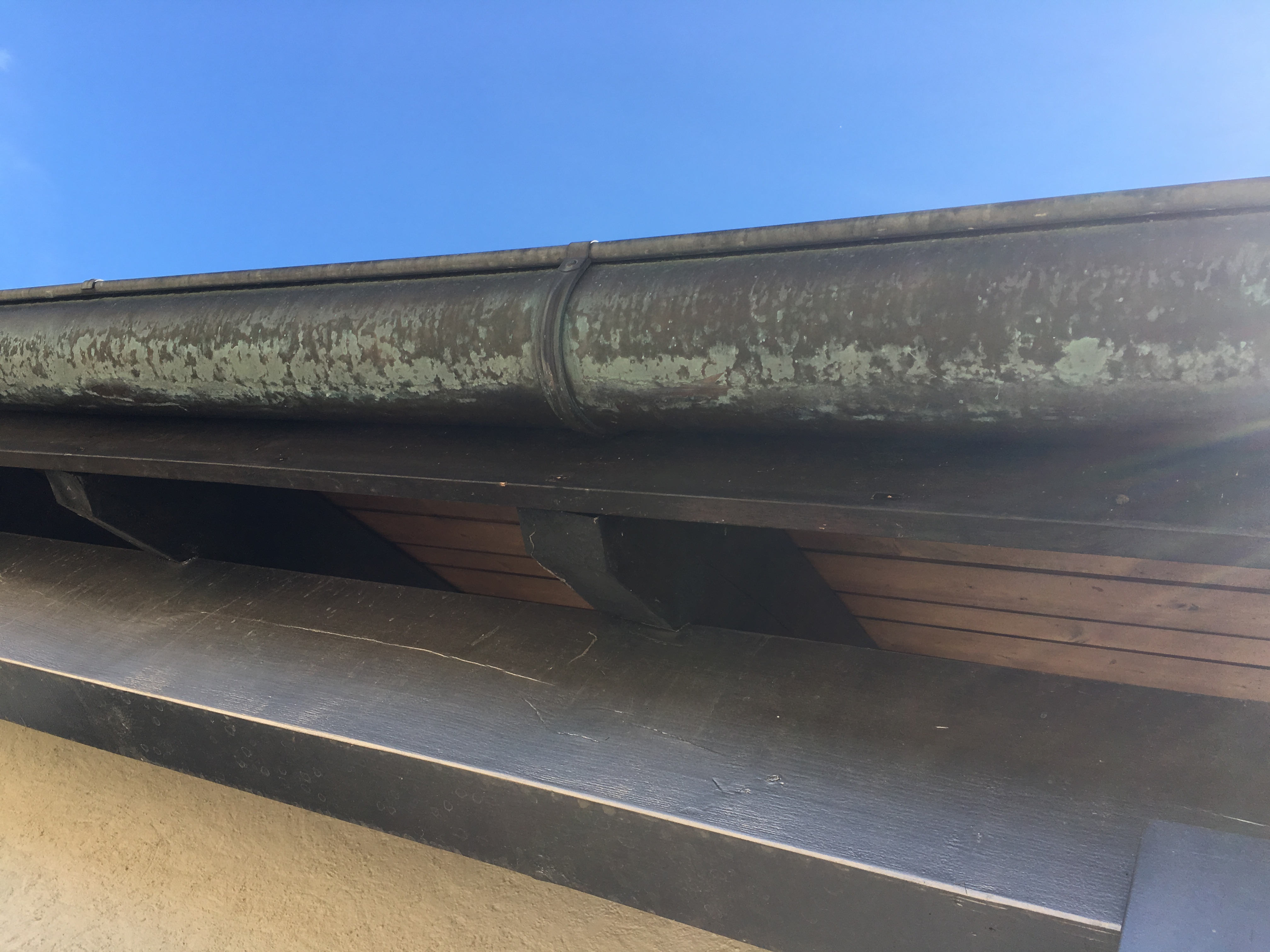 Avant Entretien des gouttières en cuivre